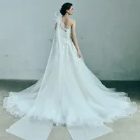 【YUMI KATSURA】 ドレスの上からブラウスを着用することで、3way楽しめる。 挙式と披露宴で変化を付けることも可能。きらびやかで、フェミニンなドレス。