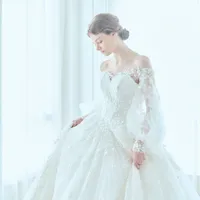 【YUMI KATSURA】全体に贅沢なほどグリッターが輝き、袖を取ればシンプルスタイルに。