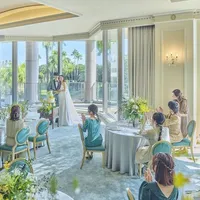 錦江湾と桜島を望む全長26ｍもの大きな窓から自然光がふりそそぐ