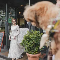 ワンちゃんも一緒に撮影できるのを待っていたようですね。