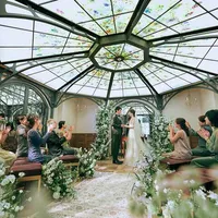 美しい音楽を奏でるための円形チャペル〈音のマナーホール〉で360度をゲストに囲まれた温かい挙式を