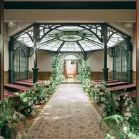 扉の開く先には円天井のステンドグラスが美しい空間が