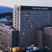 熊本城のお膝元、街の中心部という絶好のロケーション。客室からは熊本城や阿蘇山も一望できます。
周辺には観光スポットも多く、旅行気分をご満喫いただけるゲストにも嬉しい立地です。