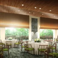 森の美しい景色を望む、テラス付きの全天候型バンケット〈フォレストデッキ〉