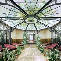 美しい音楽を奏でるための円形チャペル〈音のマナーホール〉では360度をゲストに囲まれて誓う温かい挙式に