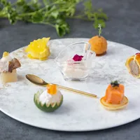 こだわり抜いた食材に舌鼓を打つ、味も見た目も美しく華やかな人気のコース料理