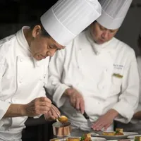 豊富な経験と感性をいかしオリジナリティあふれる料理を創りあげます。