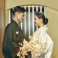 ふたりの永遠の誓いを刻む特別な儀式。静寂の中で響く雅楽の音色に包まれ、厳かに誓いを交わす。