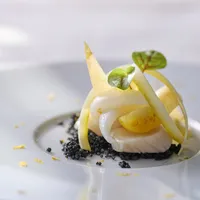 四季の丘ではゲストのもとへサーブされた瞬間がいちばん美味しいベストな温度とタイミングであるように、出来立てをお届けすることを大切にしています。「感動する料理」をまっすぐに追及するシェフたちの想いが一皿一皿に込められています。