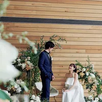 天井高7メートルの開放的なパーティ会場は木漏れ陽が降り注ぐ心地よい空間