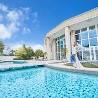 大きなプールと噴水のあるマリブ邸