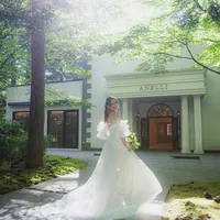 森の緑に調和する白亜の貸切邸宅