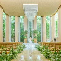 天井高7m！自然光と緑に包まれるチャペル