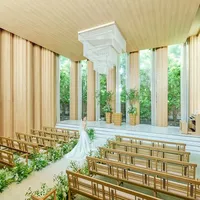 天井まである窓から自然光が差し込み、開放的なチャペル