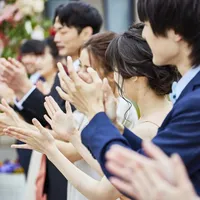 ゲストの拍手と歓声がふたりを包みこむ