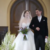 花嫁の人生を表すバージンロード。
扉から聖壇までの入場は、これまでの人生をかみしめて、大切な人と新たな一歩を