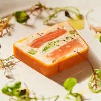 2種類のサーモン・ミ・キュイとトリュフ風味マッシュポテトのテリーヌ 糸島野菜の新芽とトリュフソース