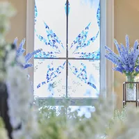 蝶のステンドグラスから差し込む神秘的な光がふたりを照らし、美しく印象的なシーンに