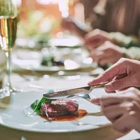 会場ごとに隣接されたキッチンから運ばれる料理は一番美味しいタイミングでゲストにサーブ。