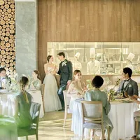 パーティ会場併設のオープンキッチンからいつでも出来たてをお届け