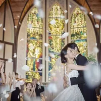 ふたりの退場時には天窓が開かれ、まるで未来を照らしているかのように優しい光が差し込んでくる　