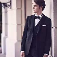 最先端のトレンドを意識したメンズ衣裳も