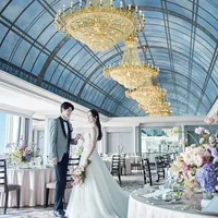 空を描いたドーム型の天井は6メートルと高く、自然光がたっぷり差し込む明るい会場。