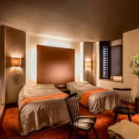 ミッドセンチュリースタイルの落ち着いたインテリア。上質なアメニティが揃い、ルームサービスも充実。