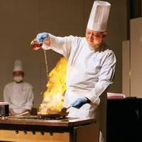 フランス料理Sをお選びの披露宴では会場内でフランベ演出とカッティングサービスを行っております。