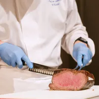 フランス料理Sをお選びの披露宴では会場内でフランベ演出とカッティングサービスを行っております。
