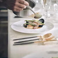 オープンキッチンから音や香りが広がり、ゲストをわくわくさせてくれる