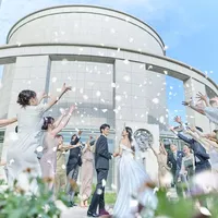 チャペル ルミエールの中庭ではゲストとフラワーシャワーやブーケトスを愉しんで。