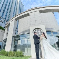 独立型チャペルの中庭だからプライベート感が抜群。ウエディングカリヨンをならしてゲストからの祝福の気持ちを受け取って。