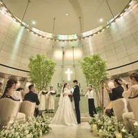 永遠を象徴する丸い形は、ふたりとゲストをひとつにする。