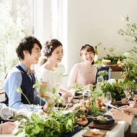 一面の窓から光が差し込み、より一層食事会が楽しくなる