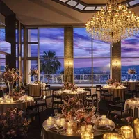 夕日から夜景にかわる、美しい空模様と景観をゲストにプレゼントできる人気の時間帯