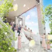 チャペルから出ると大空のもと、祝福のフラワーシャワーが降りそそぐ♪