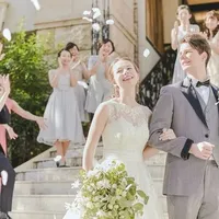 ゲストに囲まれて祝福を