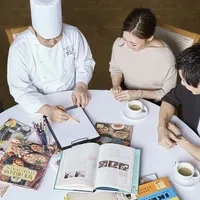 地産地消の素材を使った贅沢な一皿。 入念に打合せたおもてなしのコースだから、ゲストも温かい気持ちになるはず。幅広い年代のゲストから好評の味が自慢。