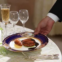 温かいお料理は温かいうちに…サービススタッフがしっかりとおもてなしいたします。