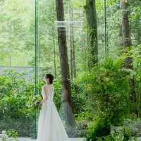 自然光にスワロフスキーの十字架が輝く