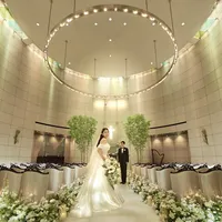 独立型のチャペル「ルミエール」は、7ｍ高の天井から優しい光が降り注ぐ、温もり溢れる挙式ができる。