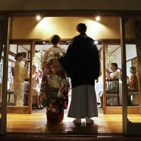 お互いの大切な方々へ、心からの感謝を届ける披露宴。ふたりの想いが伝わる適度な距離の近さが、祝宴の時をより盛り上げてくれる。