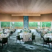 森の美しい景色を望む、テラス付きの全天候型バンケット〈フォレストデッキ〉