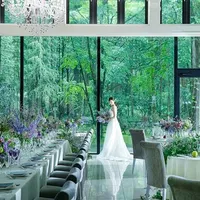 【デビュタントボール】大きなまどからは樹齢１５０年の軽井沢の森を望む