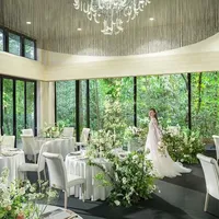 【ムーサイオン】ウッド調のナチュラルモダンな会場。アットホームなウェディングにおすすめ