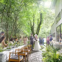 【ガーデンパーティ】披露宴会場に併設されたプライベートガーデンでアットホームな時間を