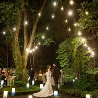 【ナイトウェディング】ライトアップされたプライベートガーデンで自由な時間を