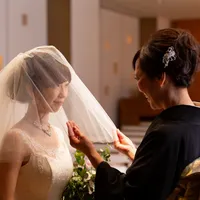 お母様からのベールダウンセレモニーは一生の思い出に。お母様からの一言に涙ぐむ花嫁様も。お母様にとっても思い出深いシーンになること間違いなし。