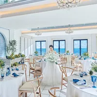 ガラス扉の奥に広がるシーサイドテラスも自由に使って、海の眺めと美食を楽しむひとときをゆったり過ごそう